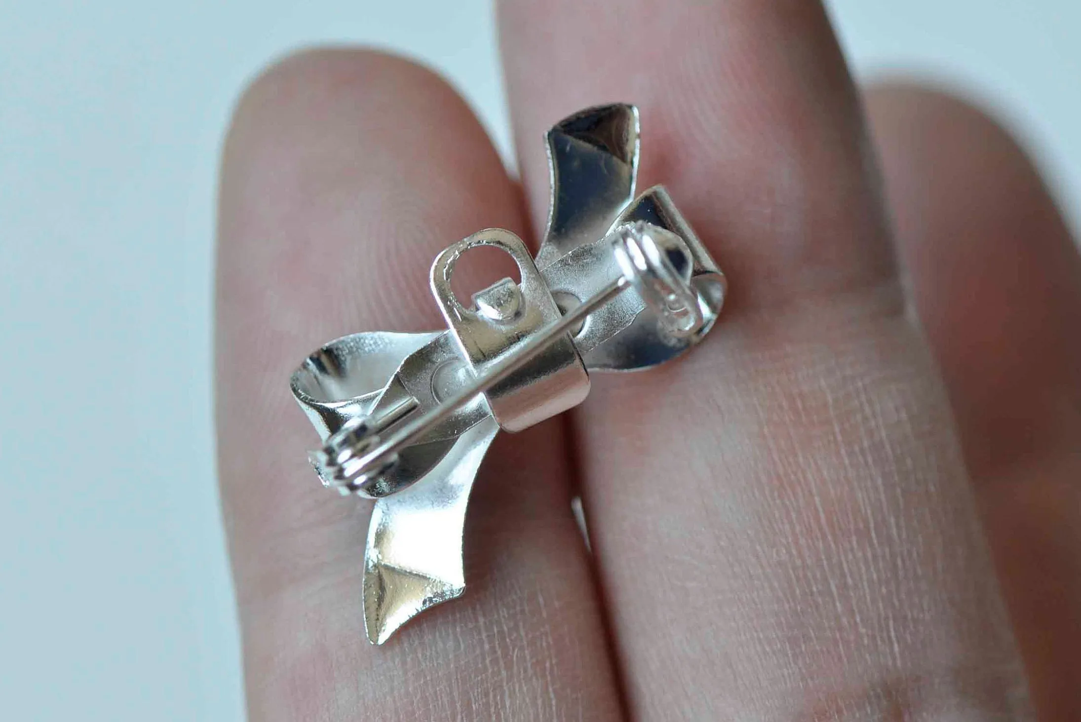10 pcs Silver Bowtie Knot Safety Pin Brooch Pendants Findings A9051
