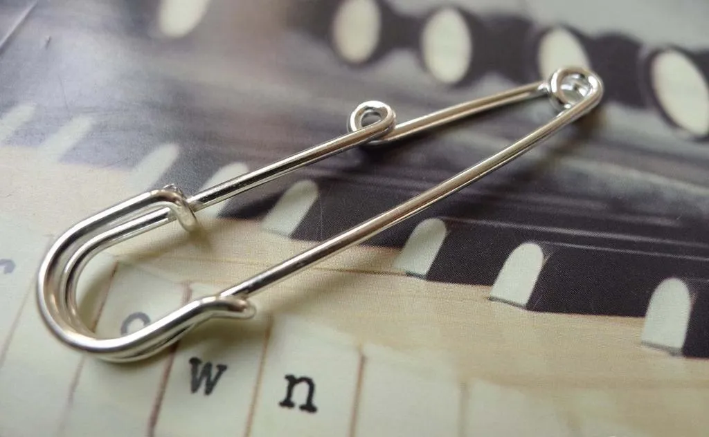 10 pcs Silver One Loop Kilt Safety Pins Broochs  A6556