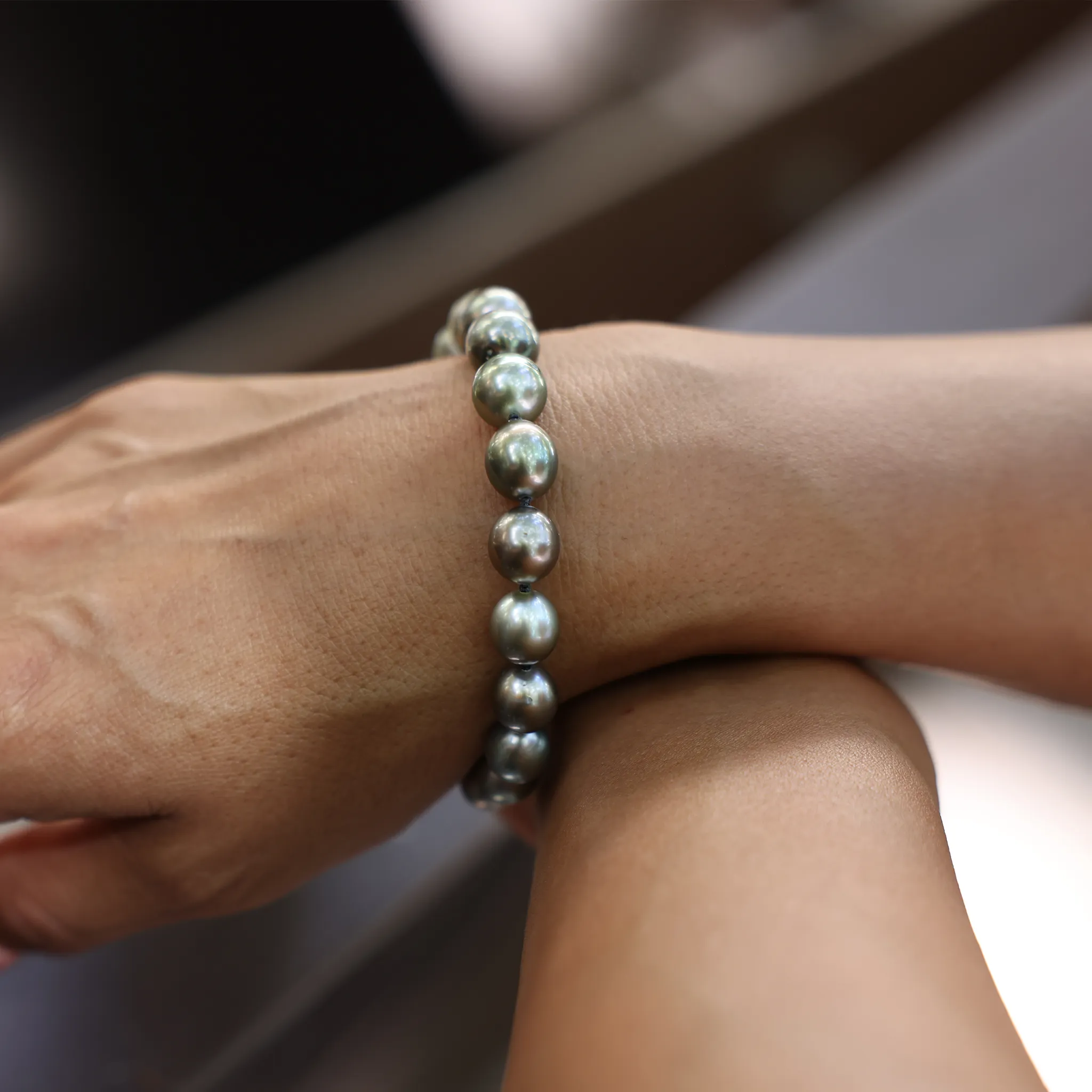 7.5-9" Adjustable Tahitian Black Pearl Bracelet in Gold - 8-10mm
