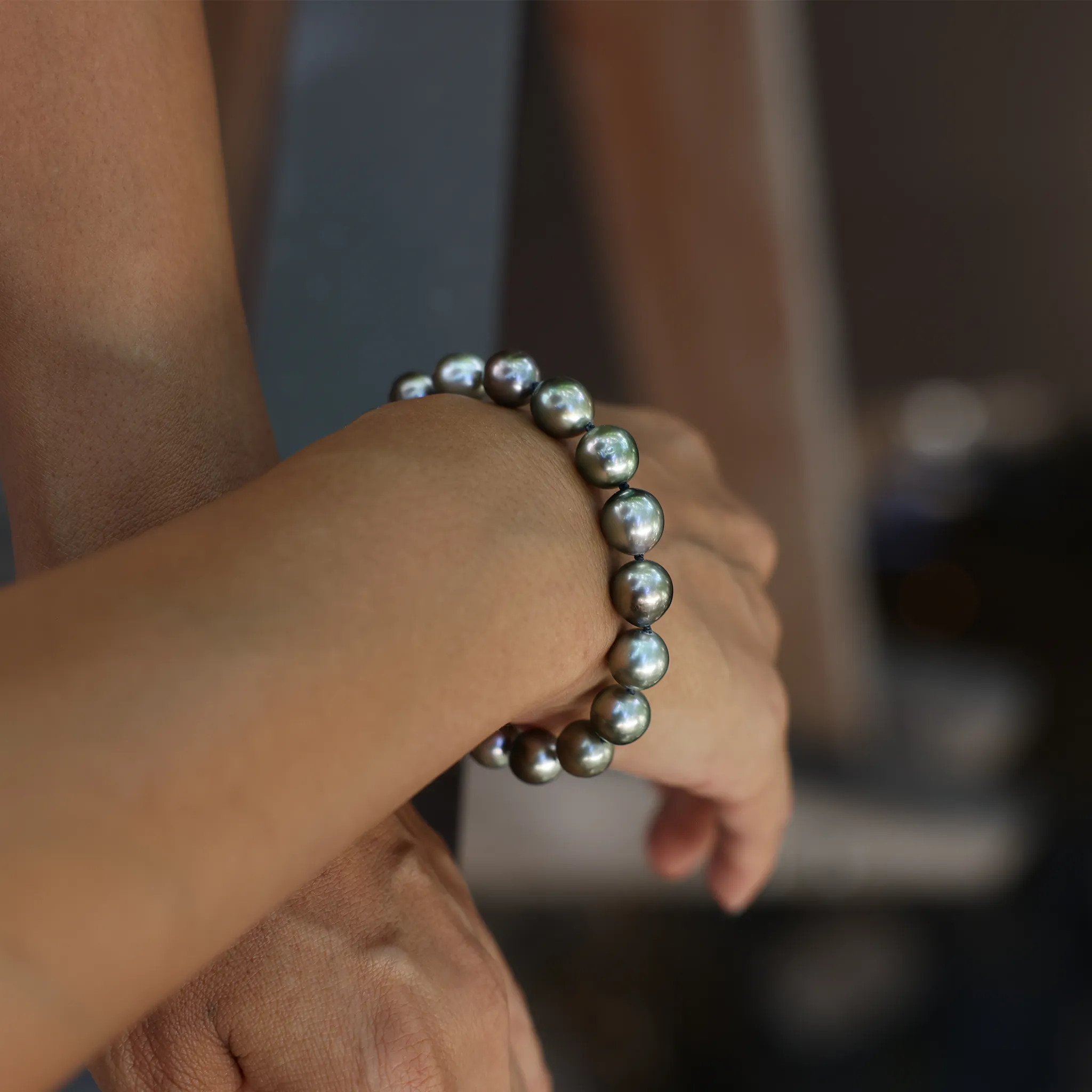 7.5-9" Adjustable Tahitian Black Pearl Bracelet in Gold - 8-10mm