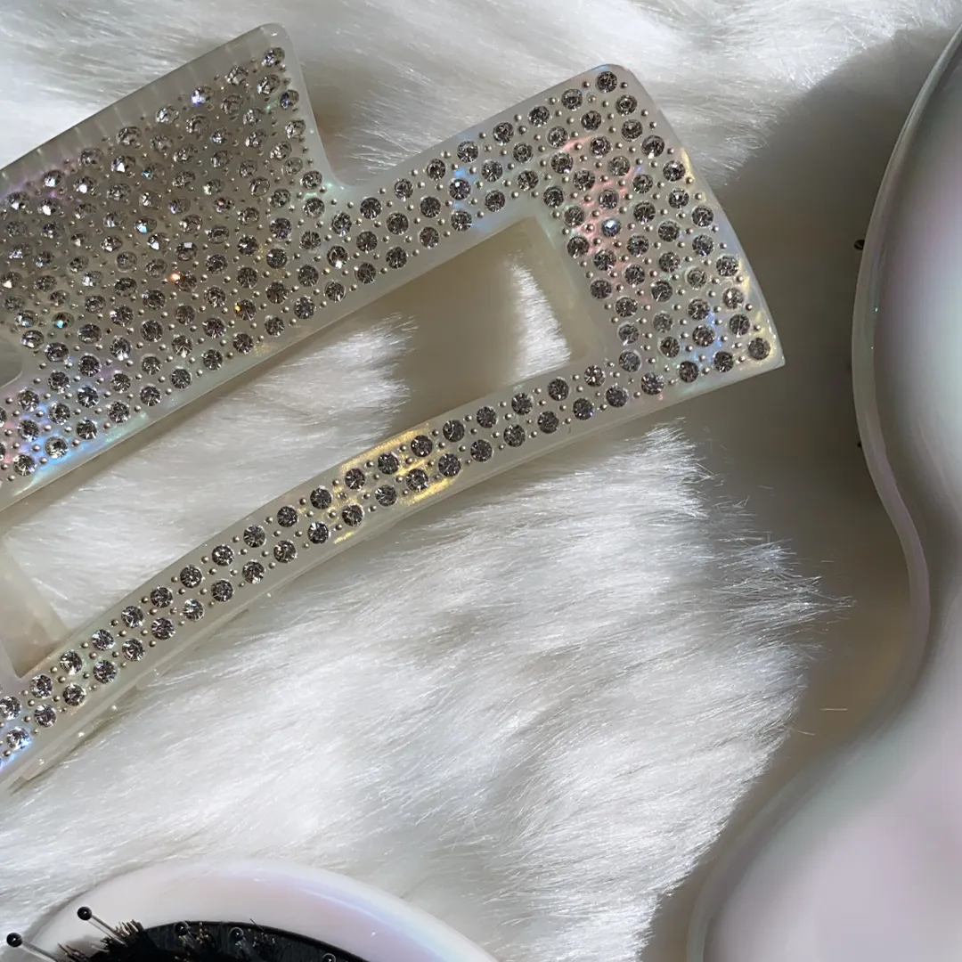 BOMBSHELL CLIP ICED OUT HOLO