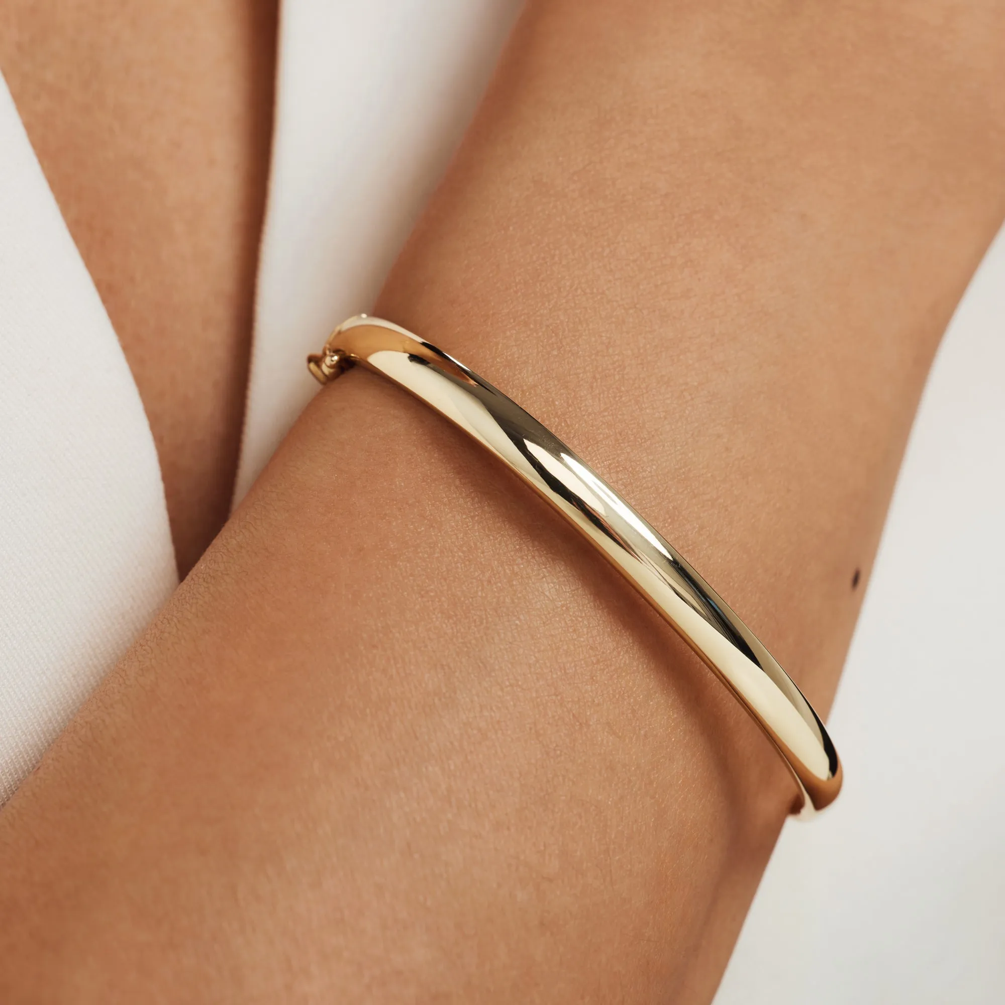 Cour d'Honneur Lucienne 14 karat gold bangle with round edge