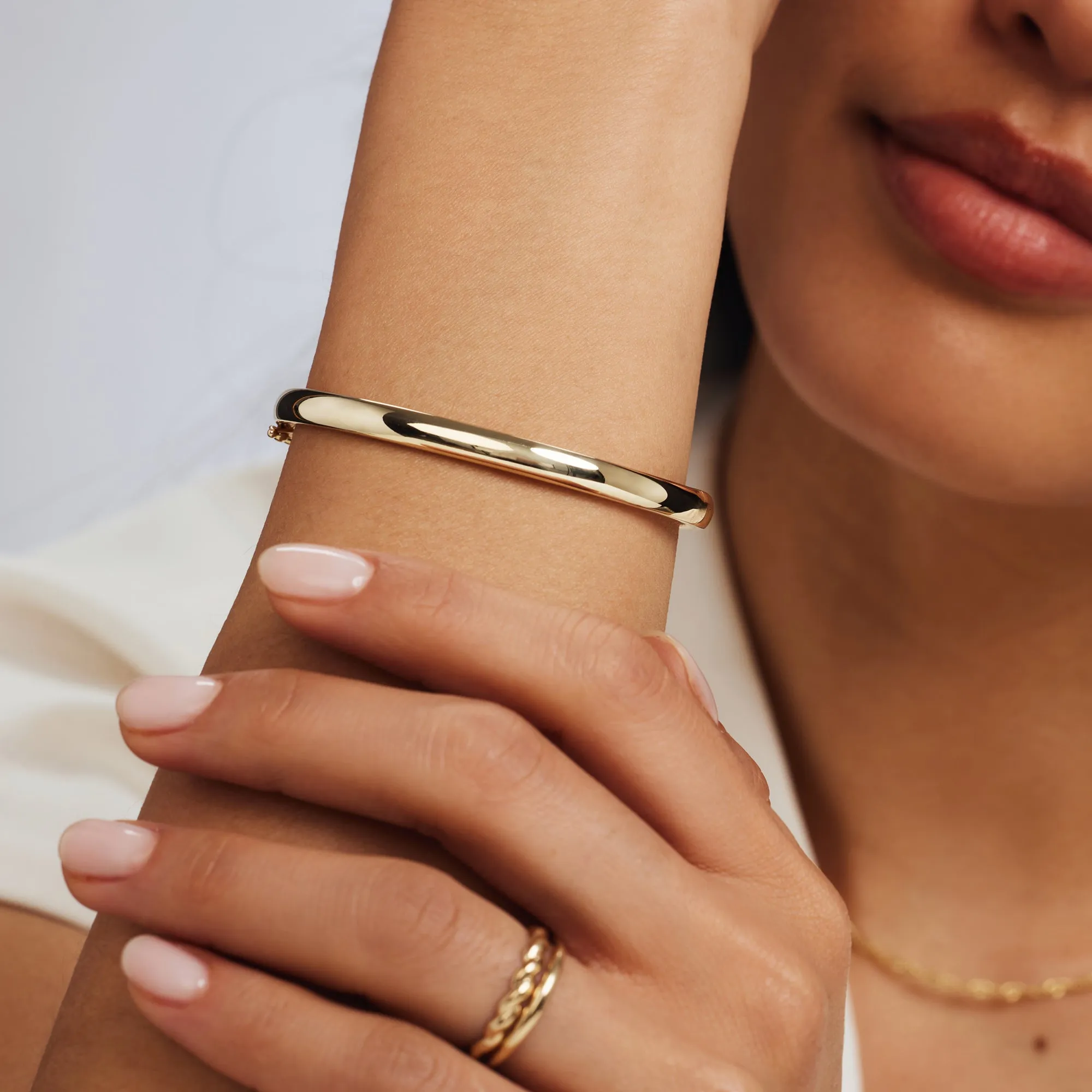 Cour d'Honneur Lucienne 14 karat gold bangle with round edge