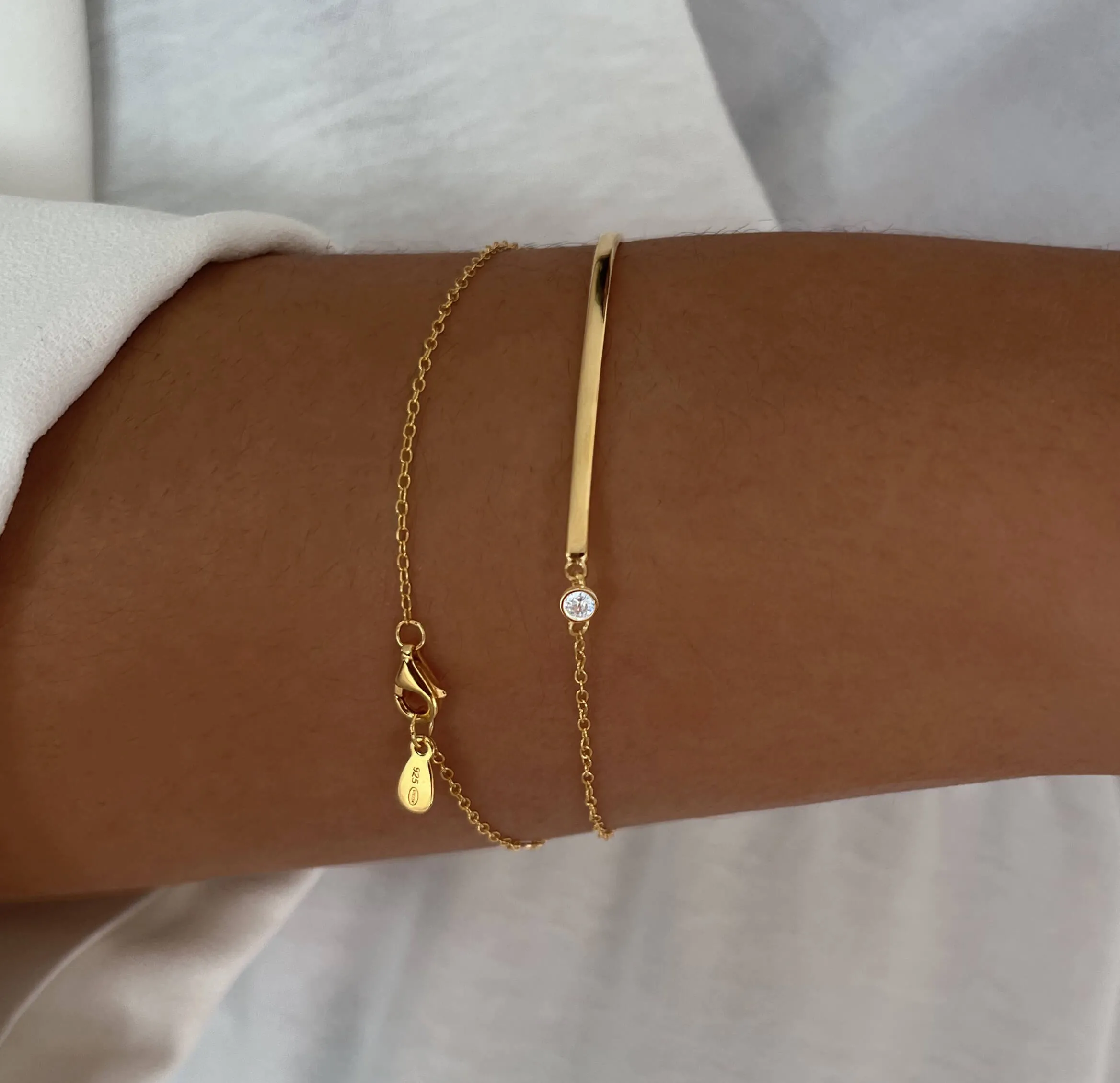 Gold bracelet 18k yellow gold assembled with zirconium oxide