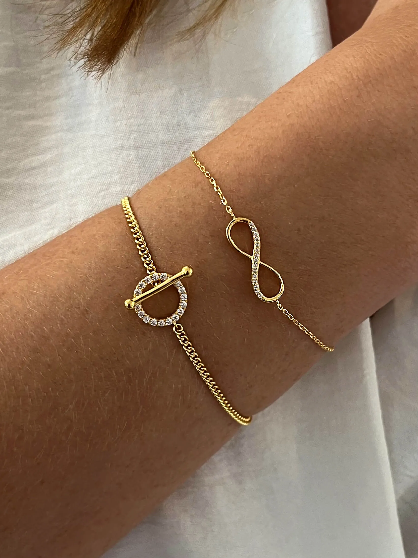 Gold bracelet 18k yellow gold assembled with zirconium oxide