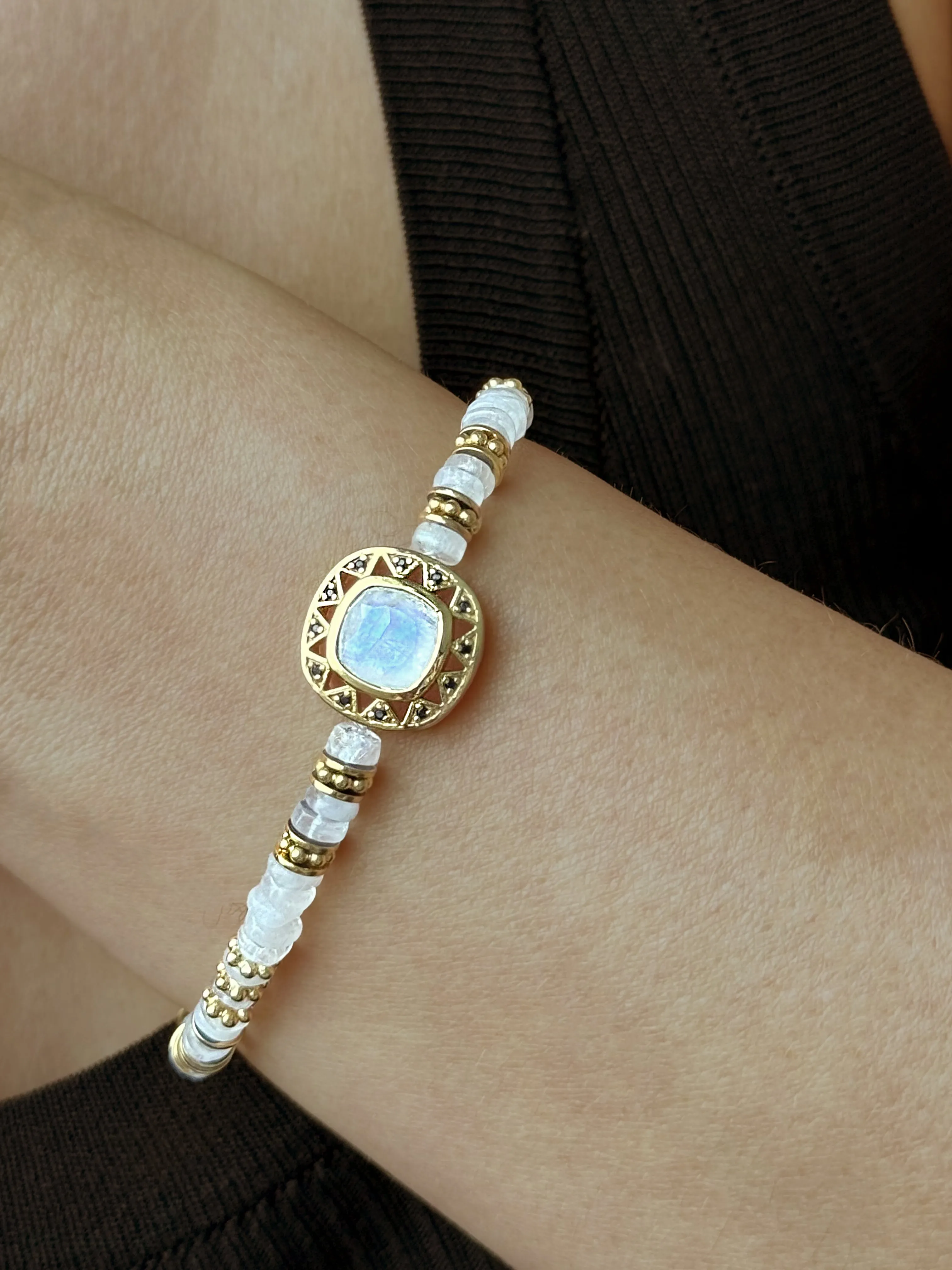 Gold-plated pearl bracelet 18k yellow gold assembled with moonstone and black spinel