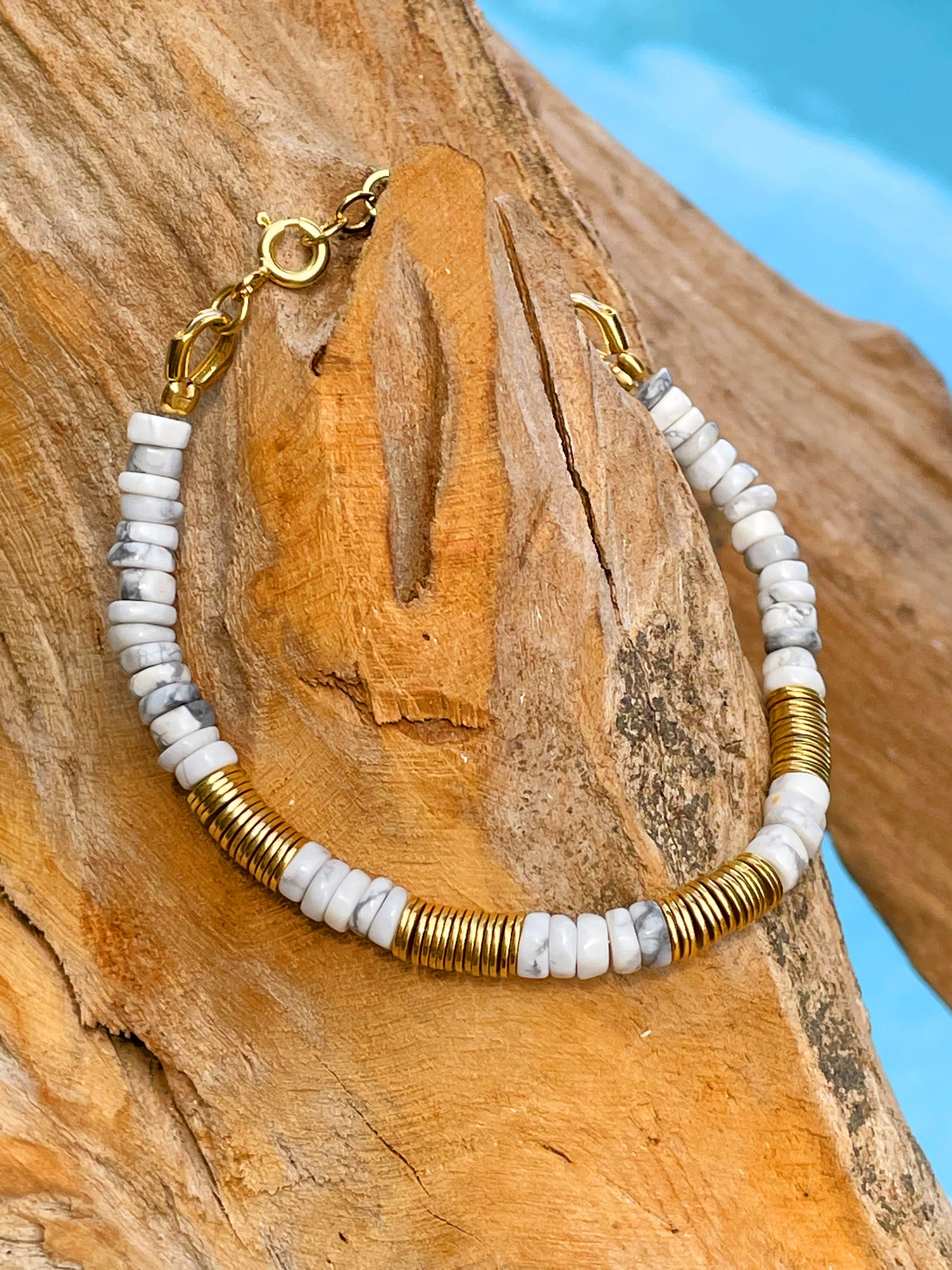Gold-plated pearl bracelet 18k yellow gold assembled with white howlite