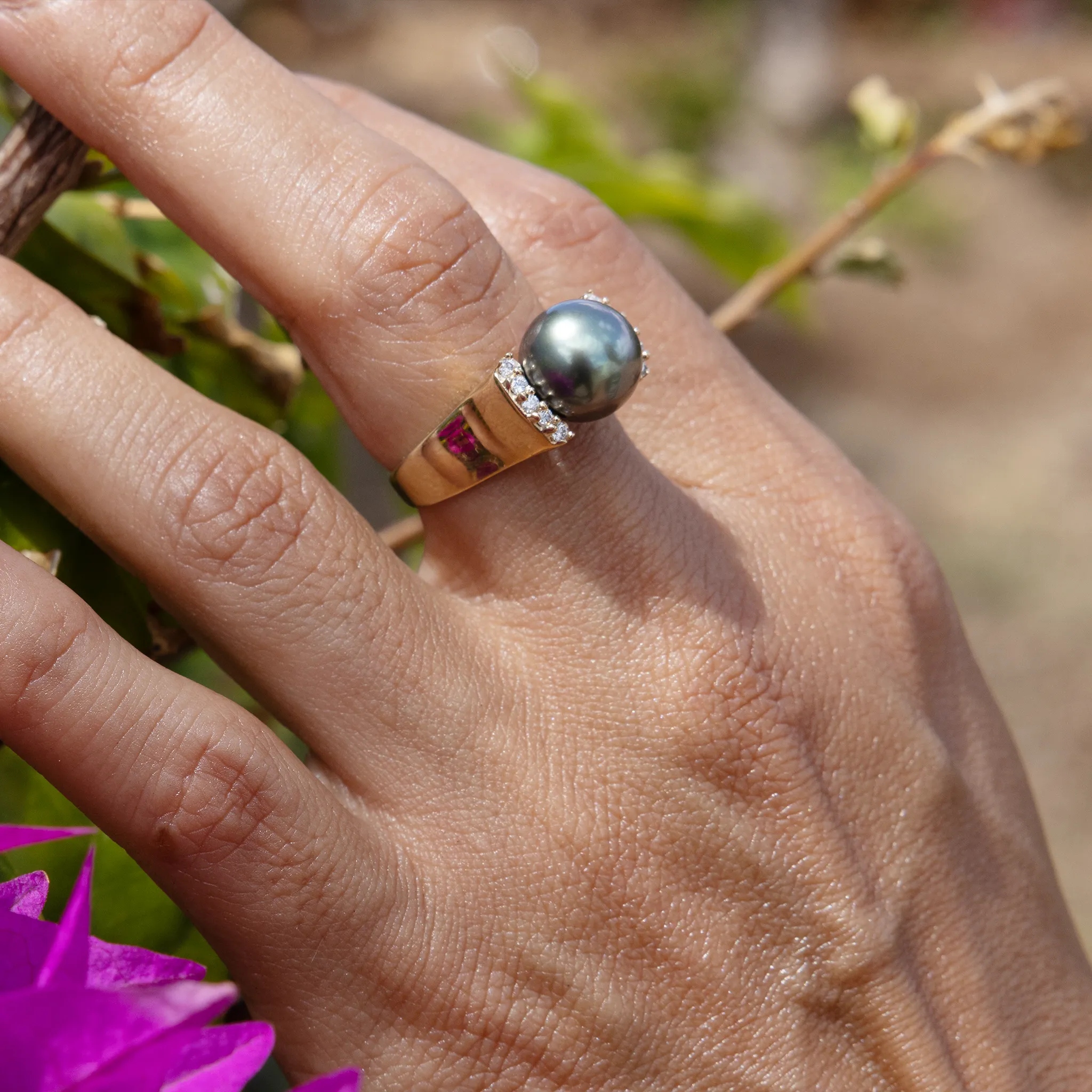 Tahitian Black Pearl Ring in Gold with Diamonds - 9-10mm