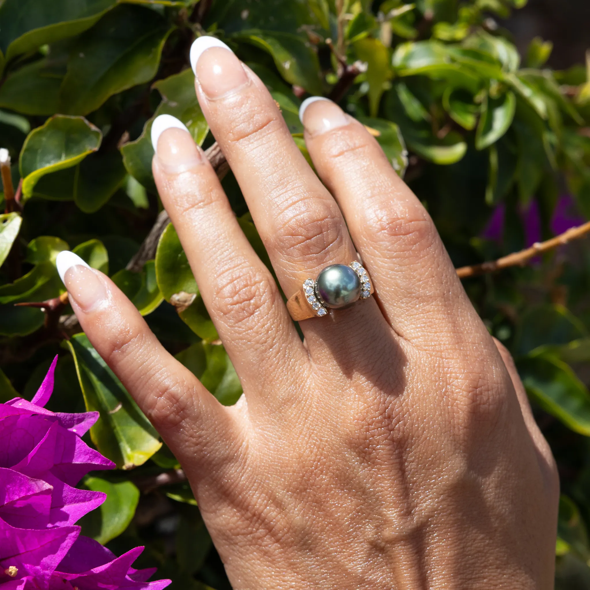 Tahitian Black Pearl Ring in Gold with Diamonds - 9-10mm