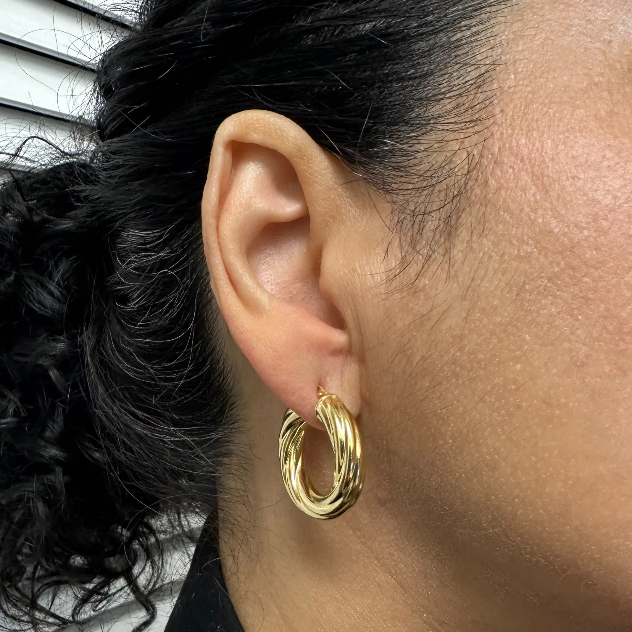 Vintage 18k Gold Twisted Round Hoop Earrings