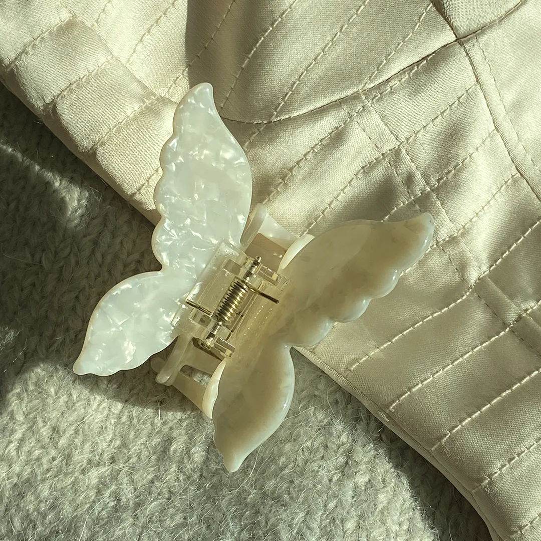 XL BUTTERFLY CLIP MARBLE WHITE